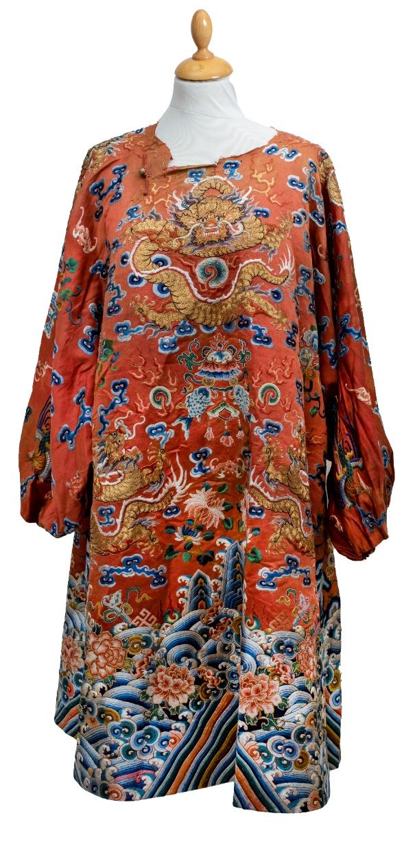CHINE Besticktes Korallensohlenkleid
Kleid mit vollen Ärmeln und Revers aus kora&hellip;