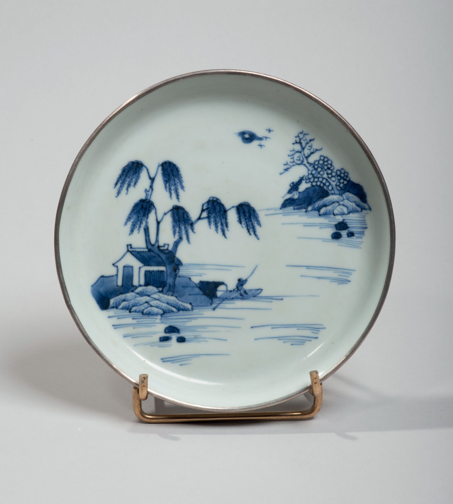 VIETNAM- XVIIIe/XIXe siècle 
瓷碗以釉下蓝色装饰，在湖景中的岸边有渔民。背面有chính ngoc（真玉）标记。
直径15.5厘米