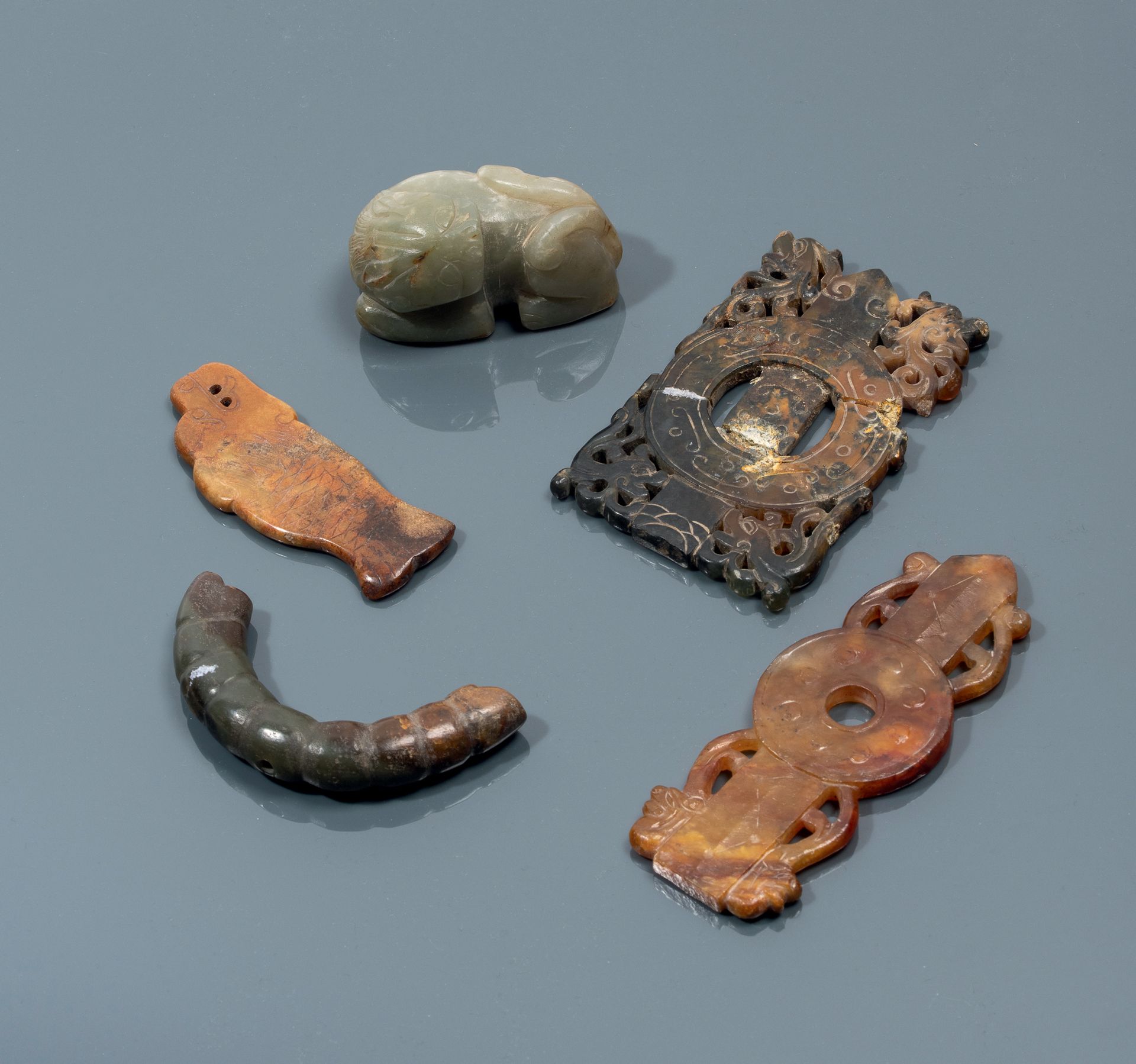 CHINE - De style Ming Nephrite set including a dragon fish, L. 8,5; two bi (one &hellip;