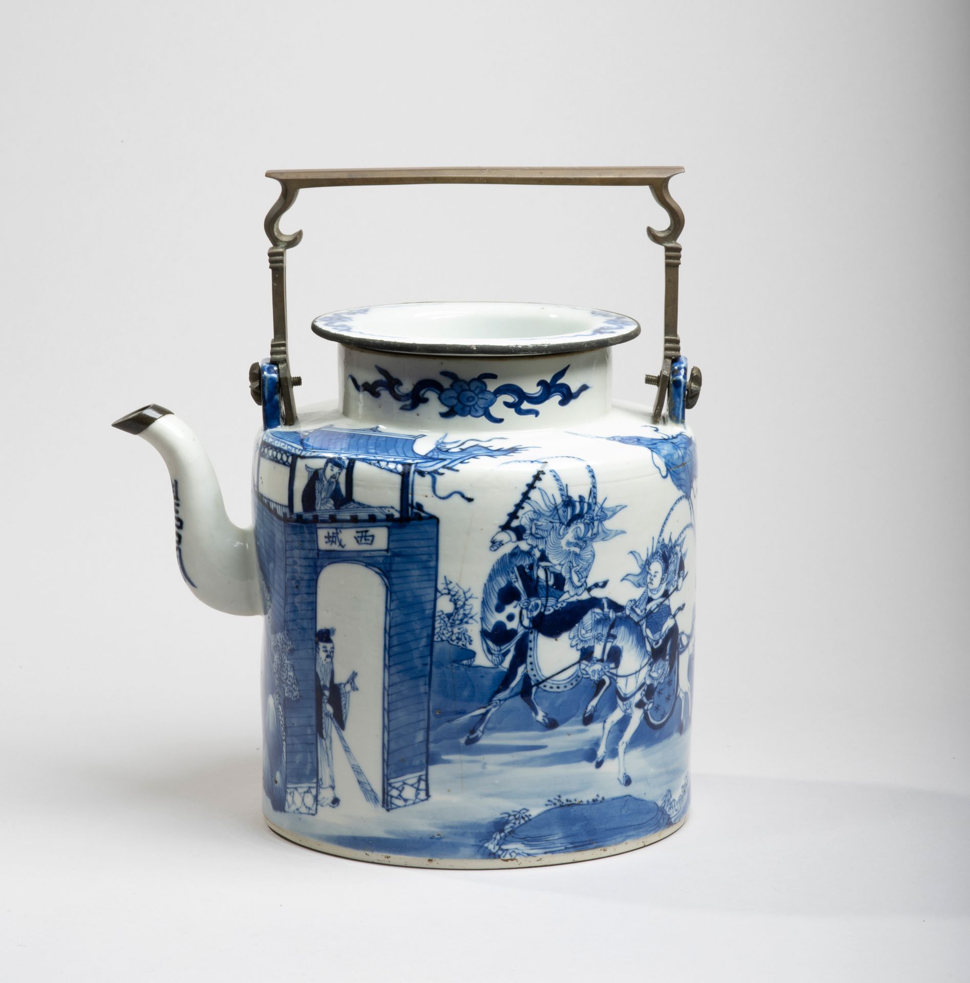 VIETNAM, Hue - XIXe siècle 
Olla de porcelana decorada en azul bajo vidriado con&hellip;