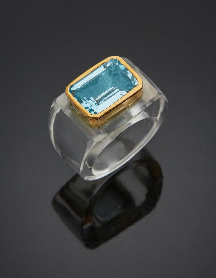Null 大型切割的岩石水晶标志戒指，上面有一个长方形切割的蓝色托帕石。镶嵌在银质vermeil（800分）中。

手指：55。毛重：13.5克。