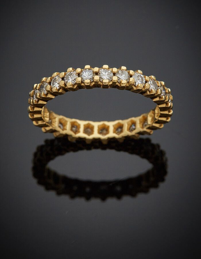 Null ALLIANCE in yellow gold (750) set with 25 brilliant-cut diamonds.

Finger :&hellip;