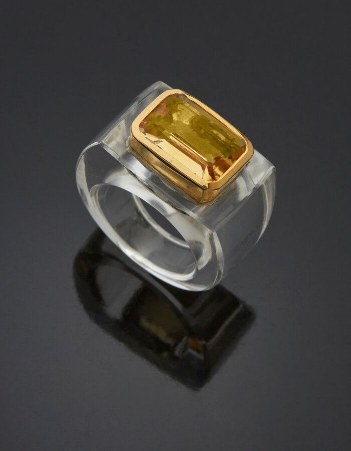 Null 大型切割水晶戒指，配以长方形切割黄水晶。 镶嵌在vermeil（最小800）。

手指：55-56。毛重：14.7克。