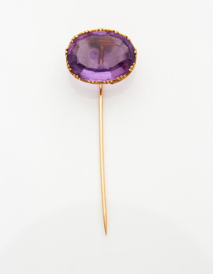 Null 黄金(750)CRAVATE PENCIL，镶有椭圆形紫水晶。大约1900年。

在一个案例中。

毛重：3.5克。