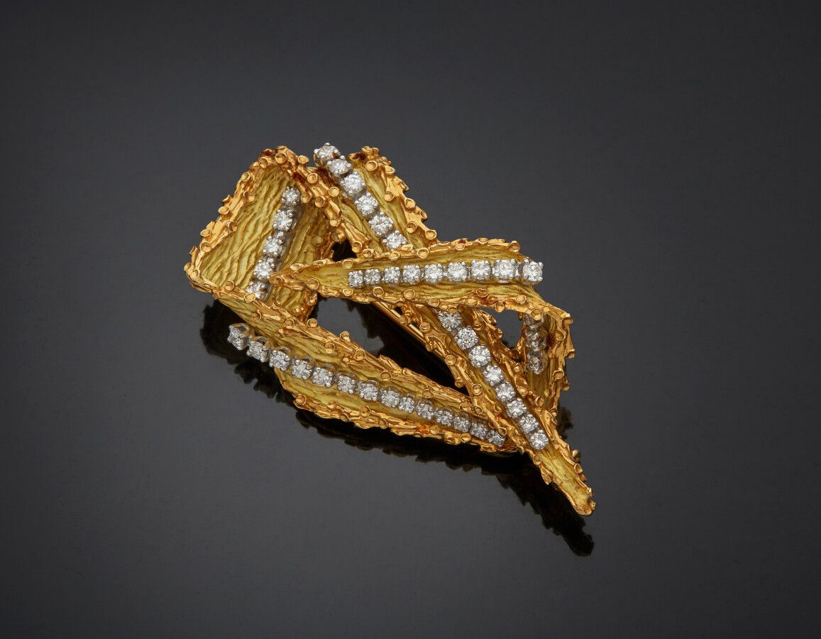 Null 一枚铂金（950）和黄金（750）的几何镂空胸针，部分磨砂，镶有排列整齐的明亮式切割钻石，略微下坠。

法国作品，约1970年。

长度：5.5厘米。&hellip;