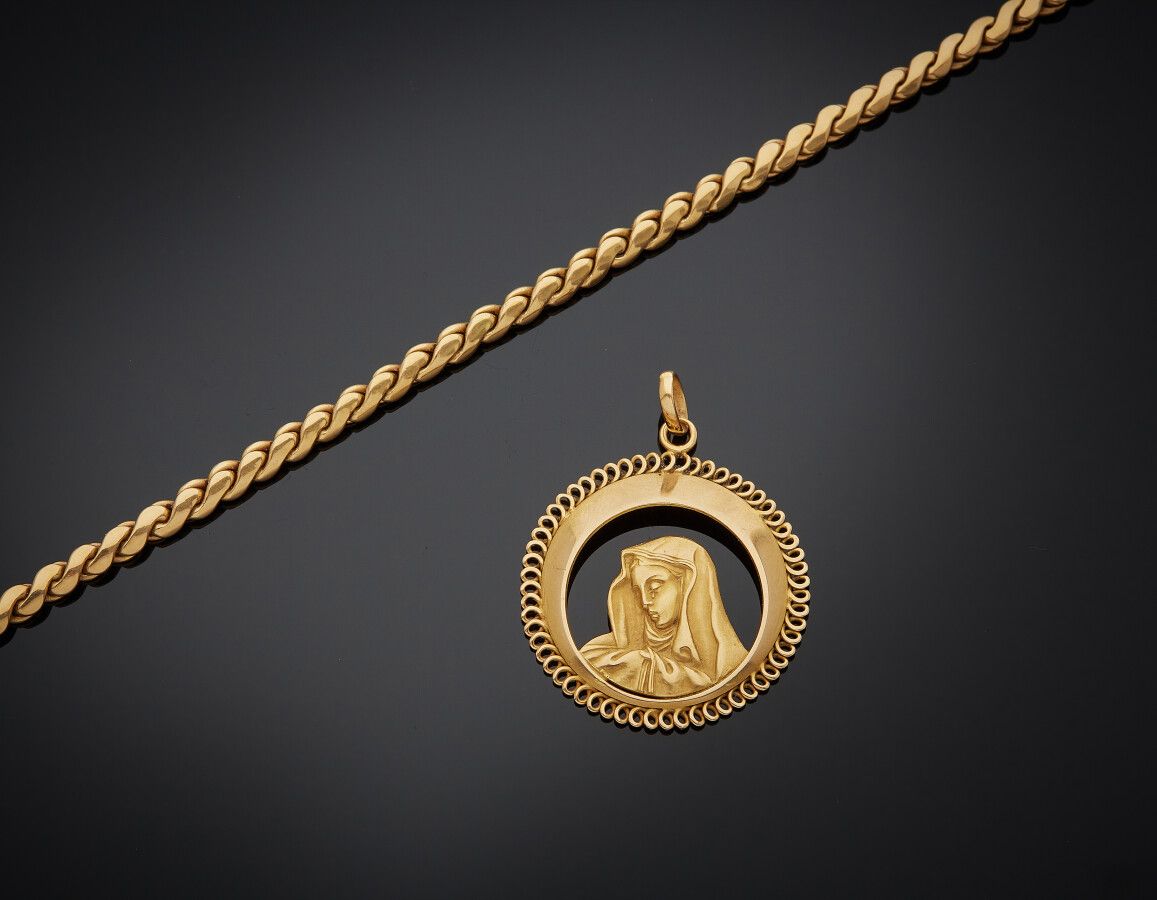 Null 黄金（750）镂空 "勋章 "吊坠，上面有 "处女 "图案。伴有一条链子，链子上有 "S "图案。

吊坠的长度：4厘米。链条长度：47.5厘米。总重&hellip;