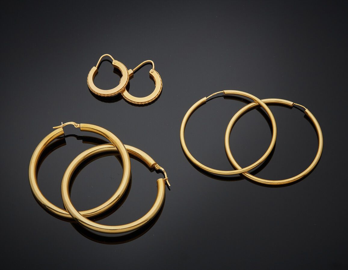 Null 三对 "克里奥尔 "耳环，纯黄金（750）和一个较小的带扭曲楣的耳环。

长度：2.6、4.7和5.1厘米。总重量：13.8克。