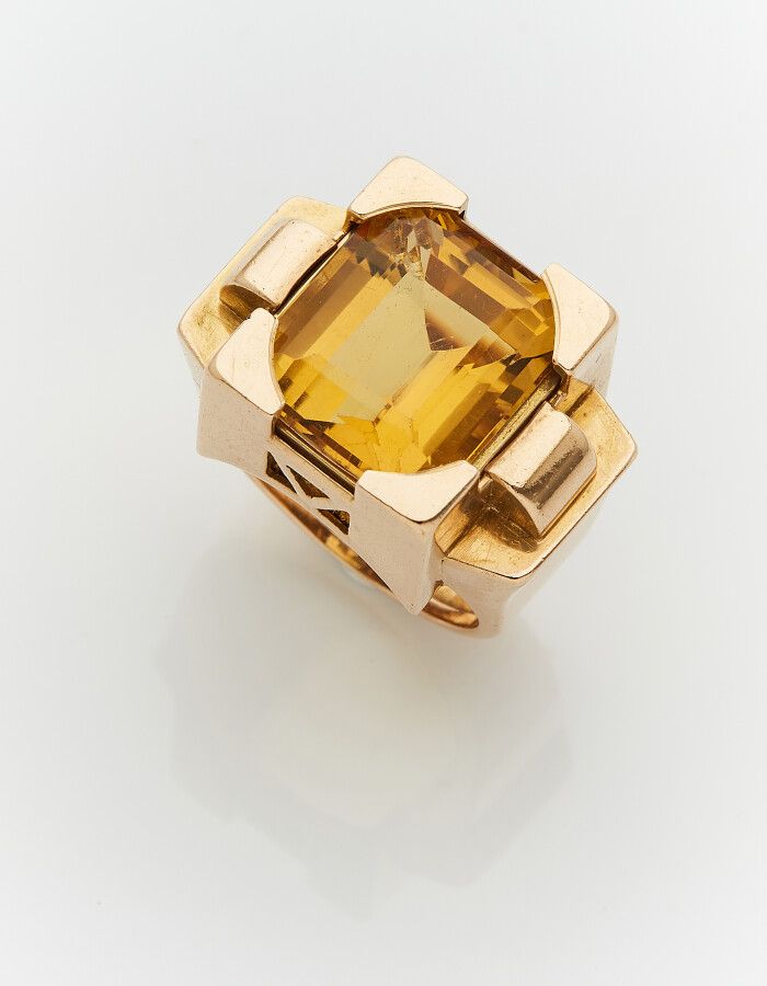 Null 重要的几何形玫瑰金（750）"坦克 "戒指，镶嵌着一个长方形切割的黄水晶和两个 "桥 "形图案。

法国作品，约1940年。

手指：55-56。毛重&hellip;