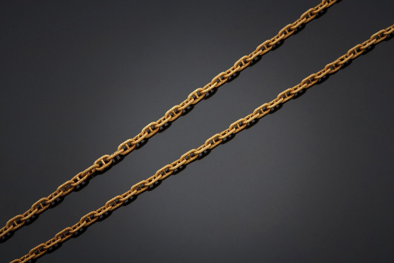 Null 黄金（750）SAUTOIR，带扭曲的海洋网。

长度：81厘米。重量：70.3克。