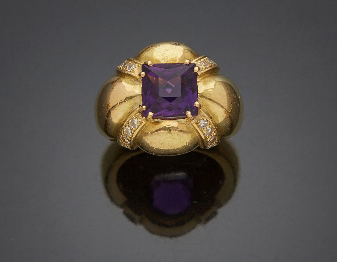Null Four-lobed ring, in yellow gold (750), set with a square amethyst and four &hellip;