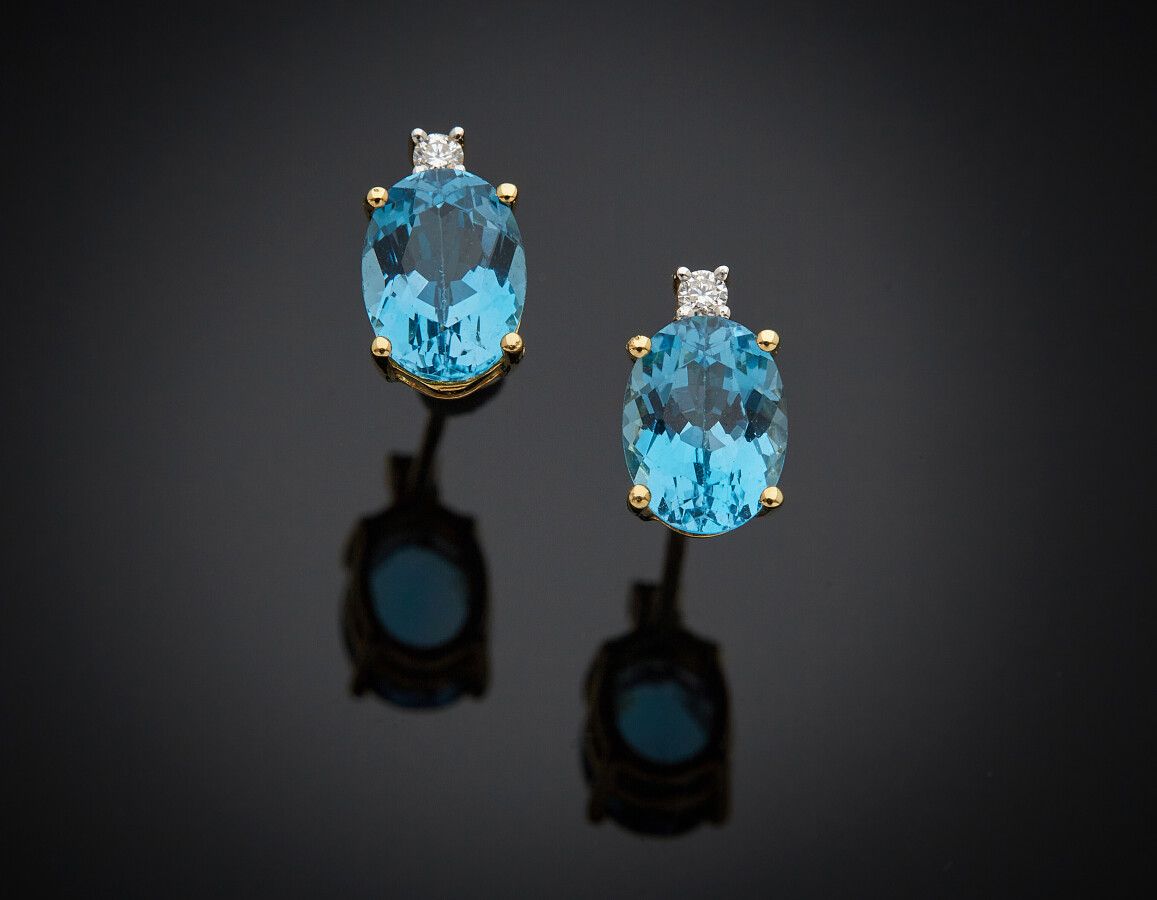 Null Paar Ohrringe aus Gelbgold (750), besetzt mit einem ovalen Blautopas und ei&hellip;