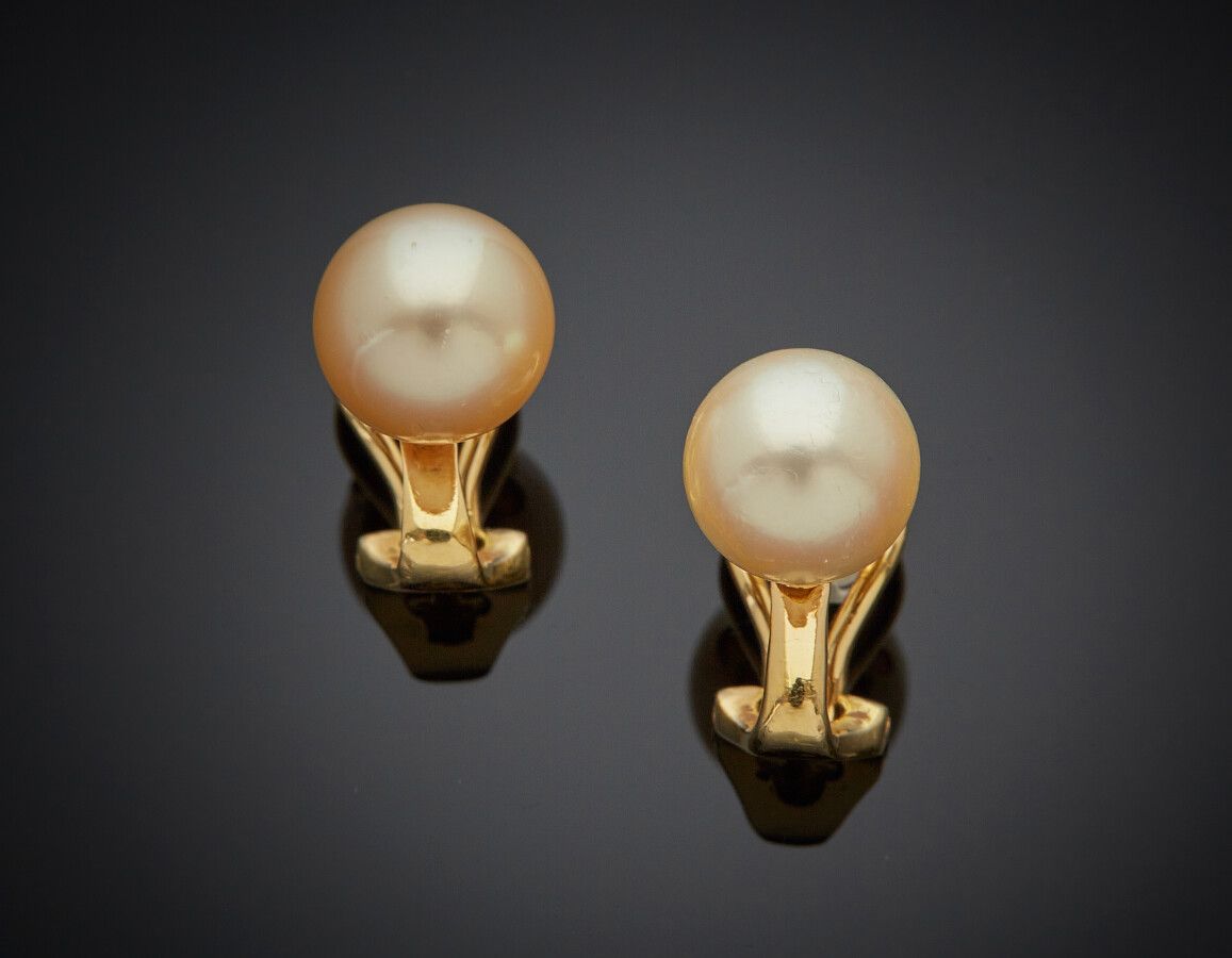 Null 黃金(750)鑲乳白色養殖珍珠耳環一對。

珍珠的直径：9.6和9.4毫米，约1.5厘米长。毛重：5.7克。