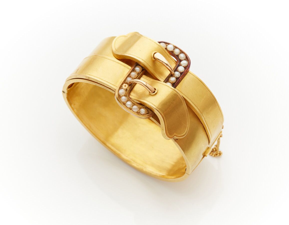 Null Large yellow gold (750) opening "cuff" BRACELET with "belt buckle" motif, p&hellip;