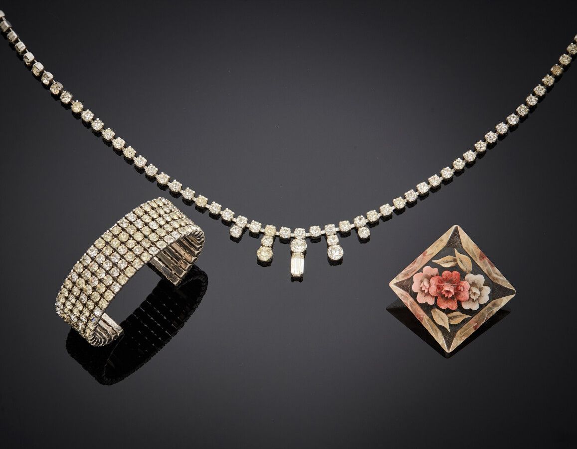Null 一批服装珠宝，包括一个水钻的手镯和项链，以及一个粉红色的 "花束"。