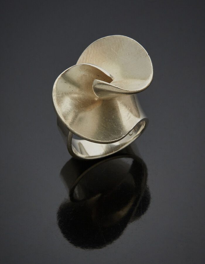 Null Ibe DAHLQUIST for GEORG JENSEN 

Swirl" ring in silver (925). Circa 1970.

&hellip;
