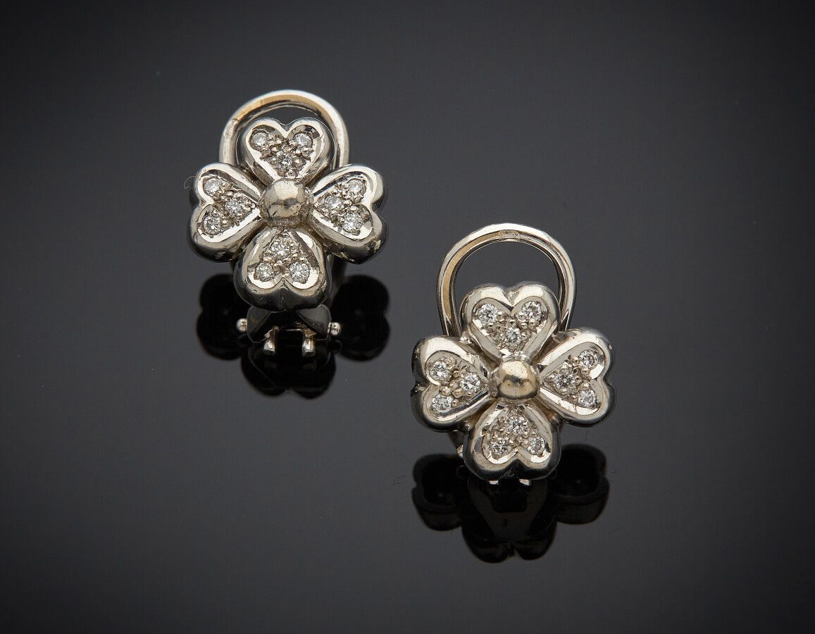 Null PAIR OF EARRINGS " clovers " in white gold (750 thousandths) set with brill&hellip;