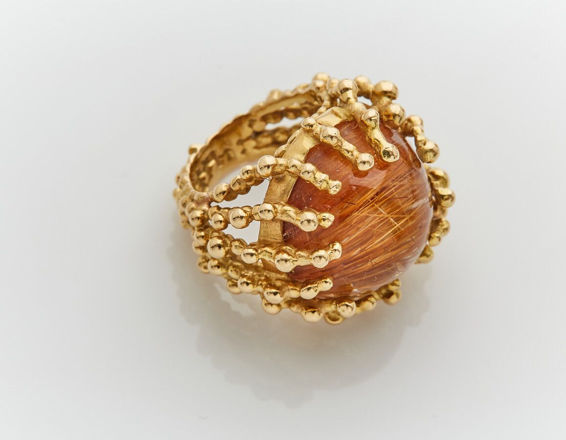 Null 加纳泽尔（GARNAZELLE）

戒指 "Boules d'Amour"，黄金（750），镂空，串珠，镶嵌凸圆形红石榴石。

带有珠宝商的印记。

&hellip;