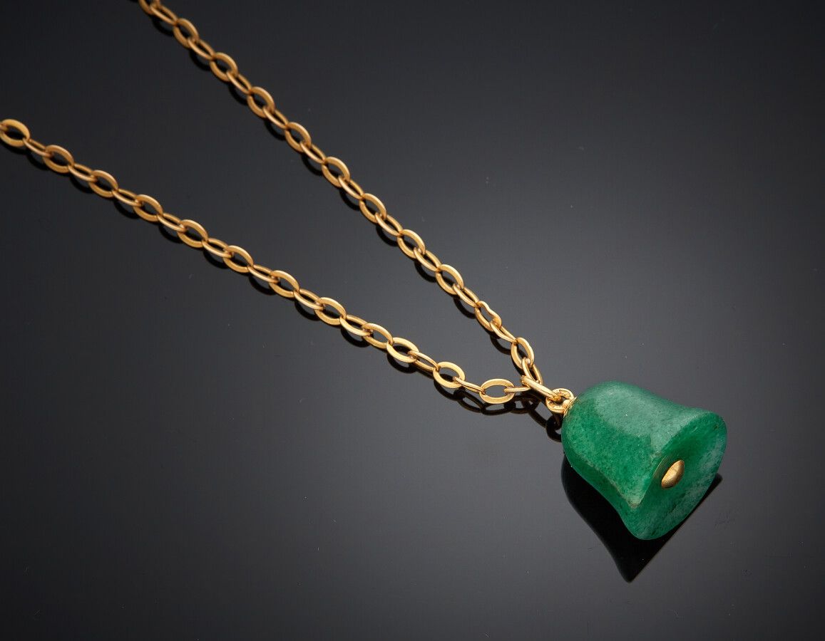 Null Yellow gold (750) chain necklace holding an aventurine "bell" motif (cracke&hellip;