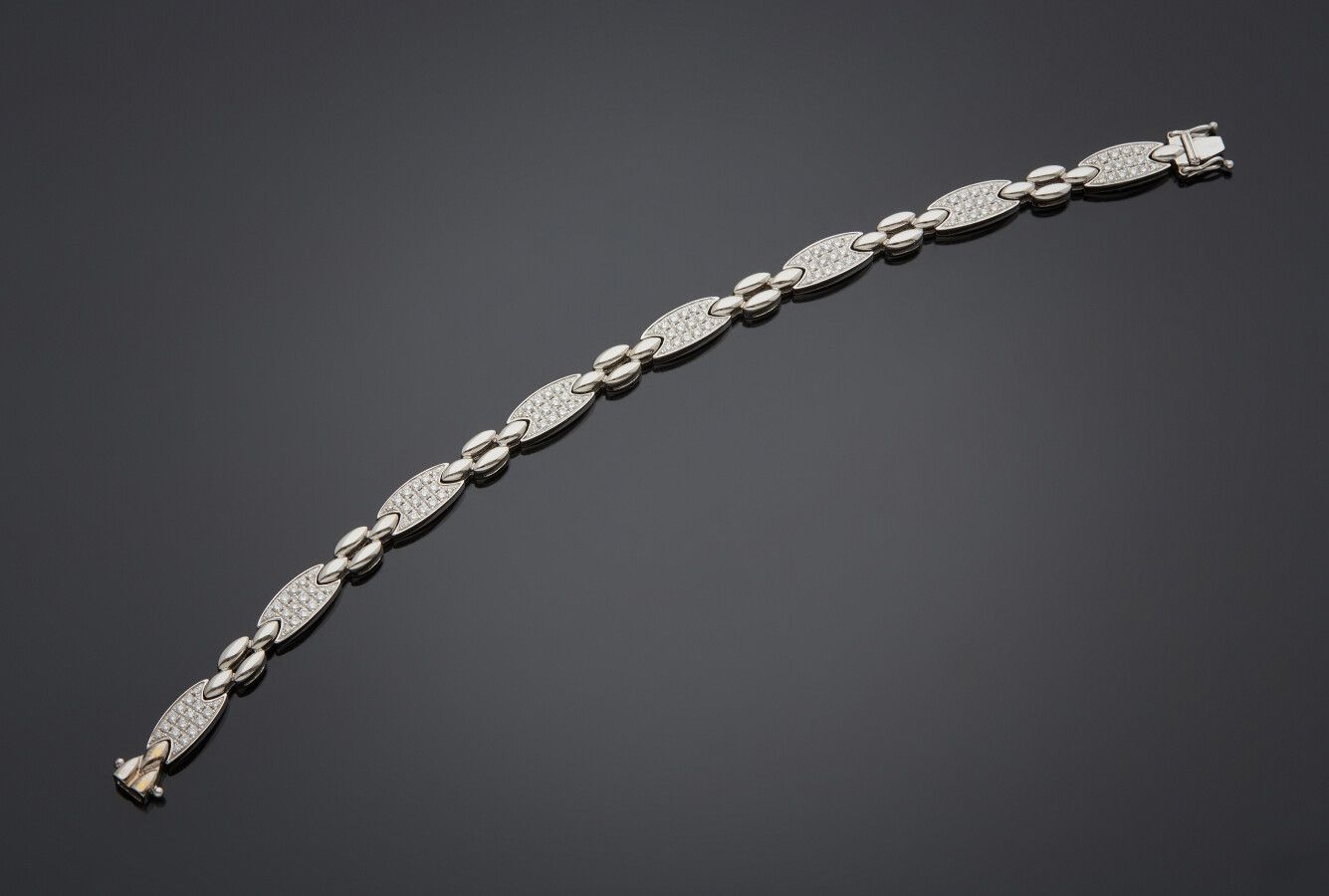 Null 白金（750）"navettes "手镯，部分铺设明亮型切割钻石。

长度：17,7 cm。毛重：17.6克。