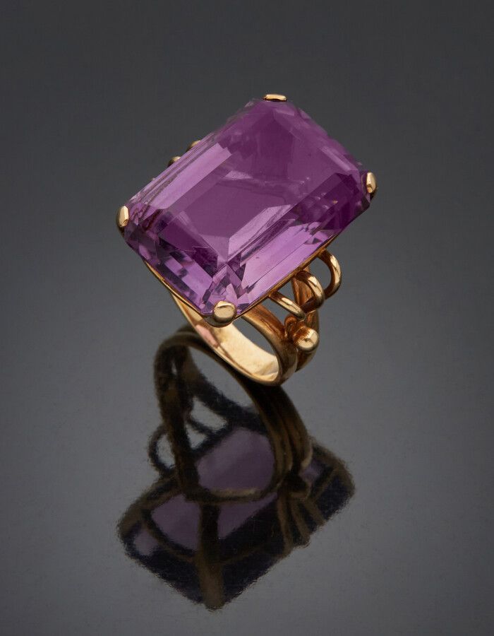 Null 重要的14K玫瑰金线环(585)，镶有度切割紫水晶。

手指：54。毛重：11.7克。
