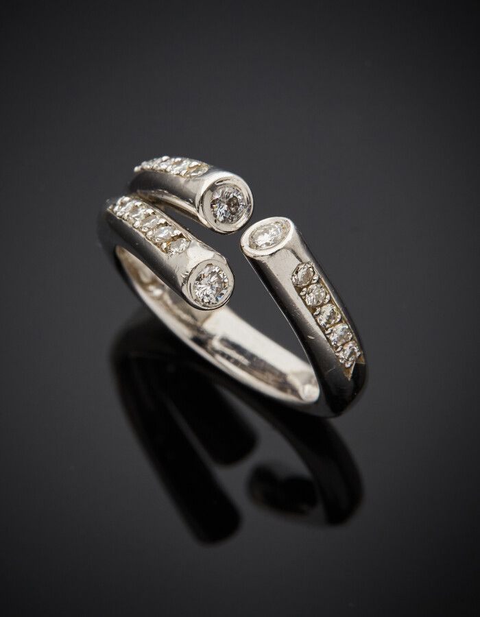Null 白金（750）开放式戒指，镶嵌明亮式切割钻石。法国的工作。

手指：54。毛重：7.1克。