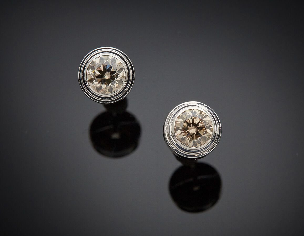 Null Paar Ohrringe aus Weißgold (750), besetzt mit einem braunen Diamanten im Br&hellip;