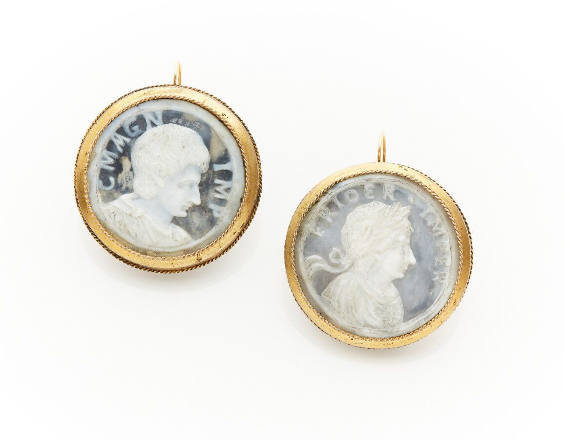 Null Importante coppia di ORECCHINI circolari in oro (925%) decorati con un camm&hellip;