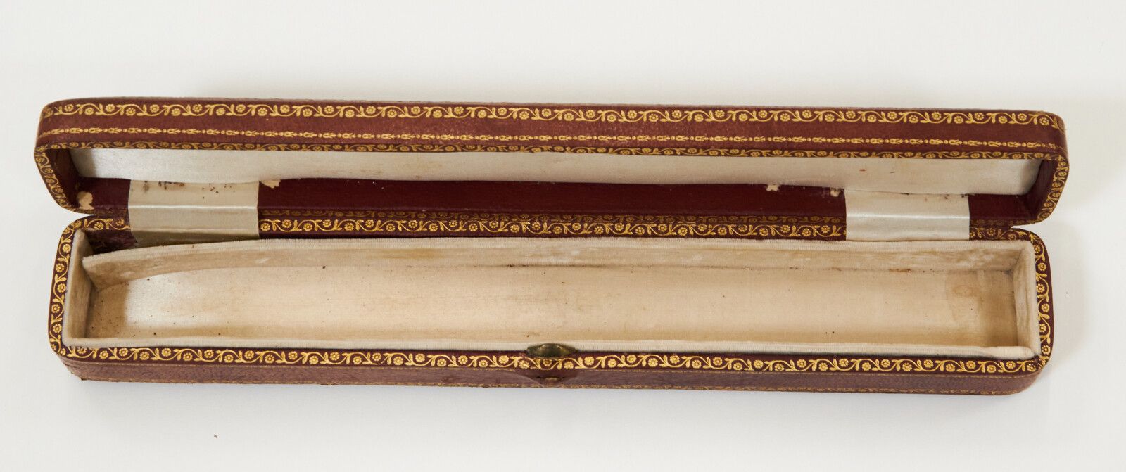 Null Estuche de cuero para abanico con el monograma L.S. Siglo XIX. Usado.