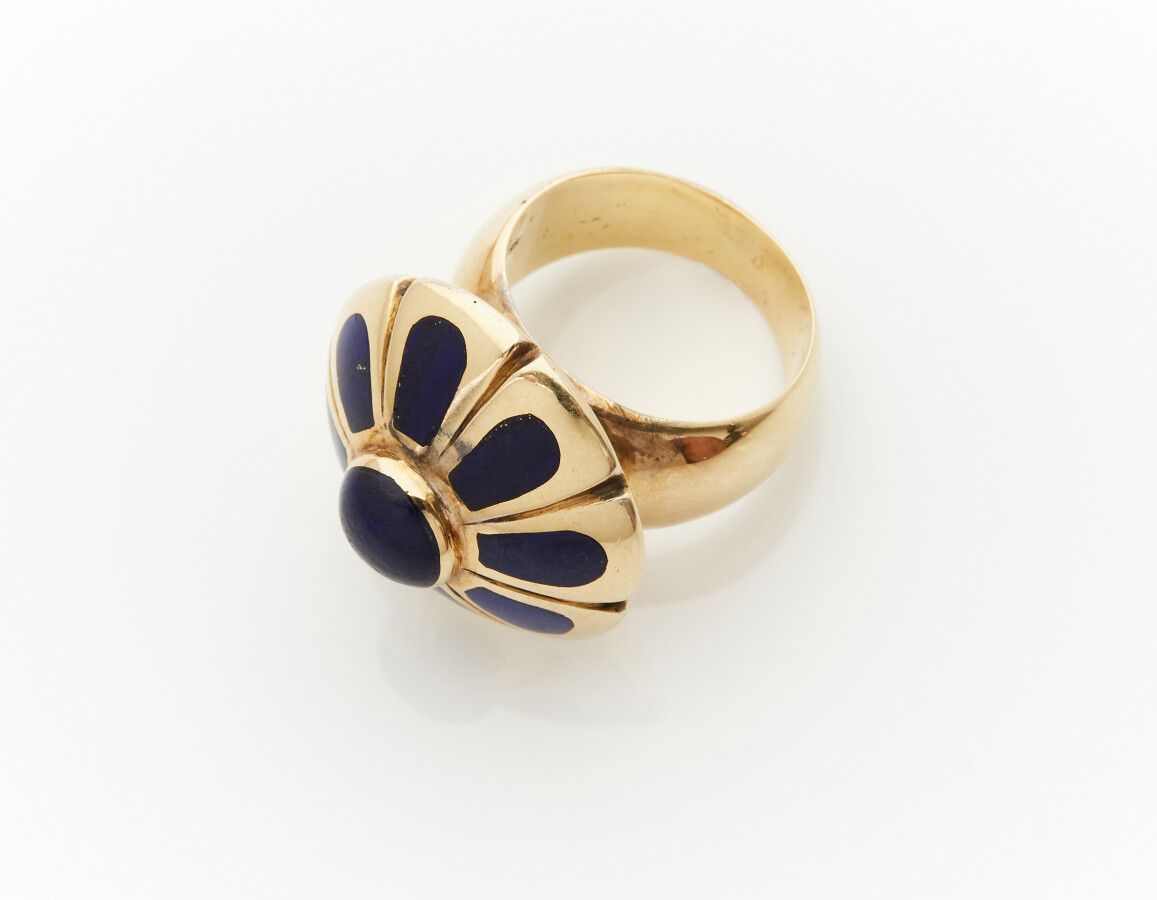 Null 重要的14K黄金 "风格化的花朵 "戒指，镶嵌有八个斑块和一个凸圆形青金石。有轻微的缺口。 

指：59-60。毛重：18.4克。