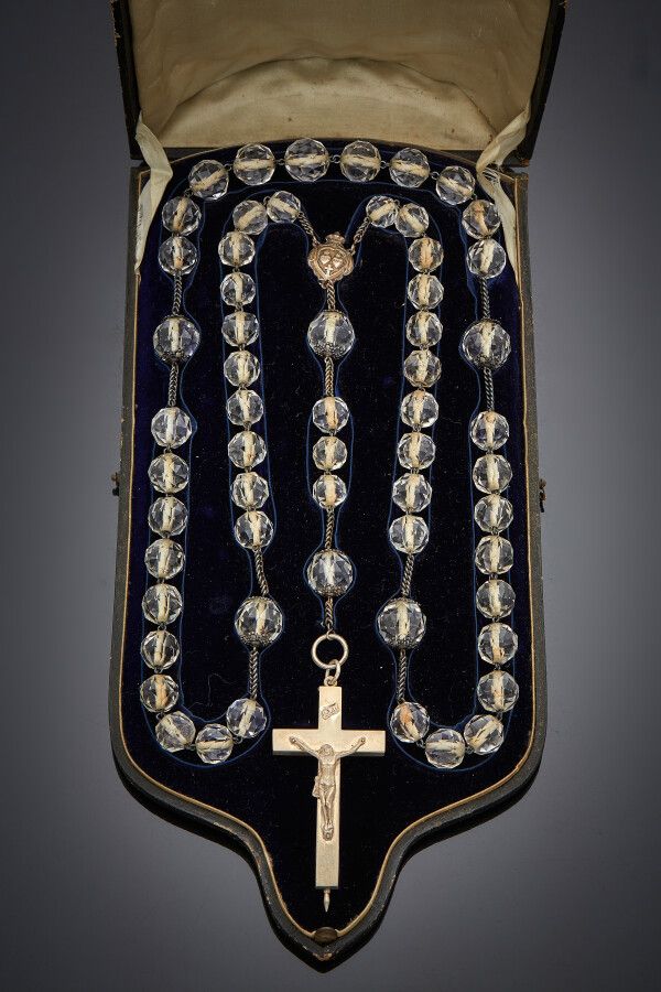 Null 重要的银质CHAPELET（至少800个），由59个刻面的岩石水晶珍珠组成，持有一个雕刻的铰链 "十字架 "吊坠。

在它的箱子里有表格，有图案，日期&hellip;