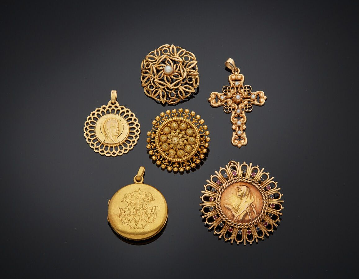 Null 一批黄金（750），包括......。

- 一枚宗教用的镂空奖牌，有图案和日期，7-12-64，部分上了釉。重量：5.3克。

- 两枚镂空 "玫瑰&hellip;