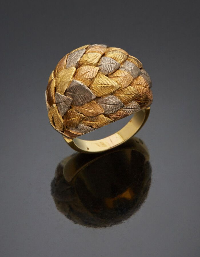 Null Wichtiger "Kugel"-Ring, drei Goldsorten (750) getrieben mit Blattwerk. 

Fi&hellip;