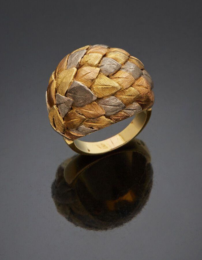 Null Importante BAGUE "boule" trois ors (750) ciselés de feuillages. 

Doigt : 5&hellip;