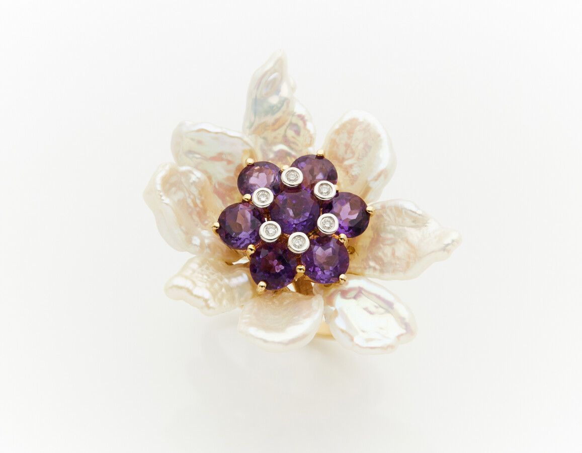 Null 黄金（750）"花 "戒指，花瓣上装饰着Keshi珍珠，花蕊上镶嵌着七颗圆形紫水晶，与明亮式切割钻石交替。

手指：54。毛重：10.2克。