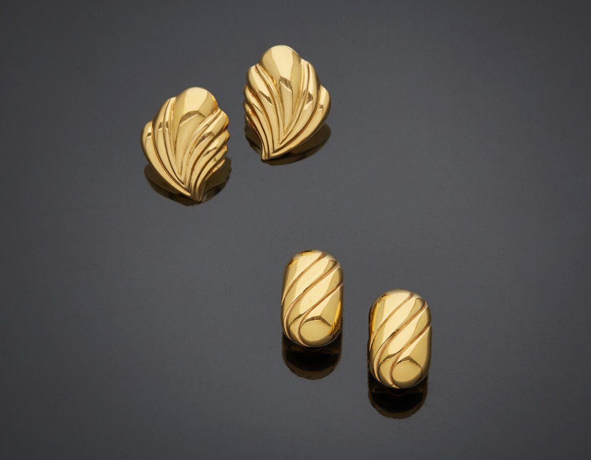 Null 两对 "涡流 "耳环，凸纹和条纹的黄金（750）。

长度：2.4和2.7厘米。重量：16.8克。