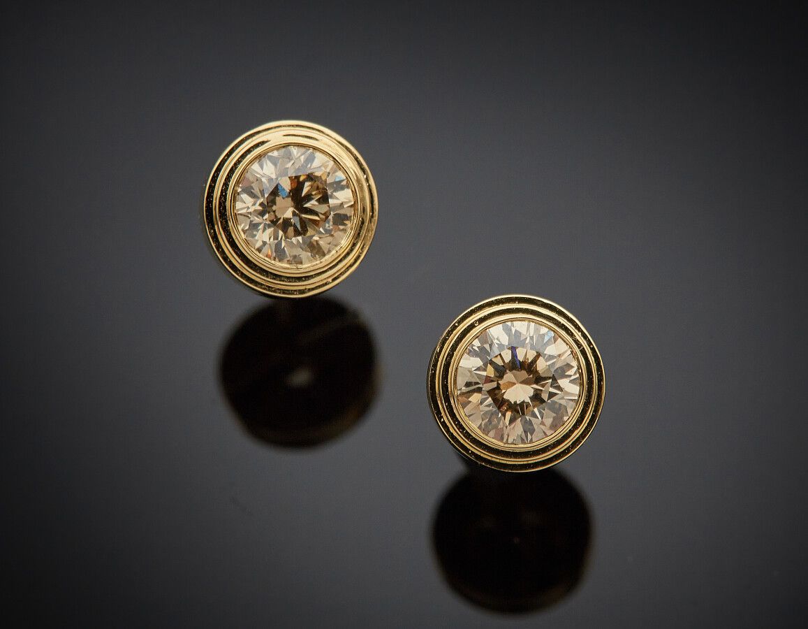 Null 一对黄金（750）耳环，镶有棕色明亮式切割钻石。

直径：0.7厘米。毛重：1.7克。