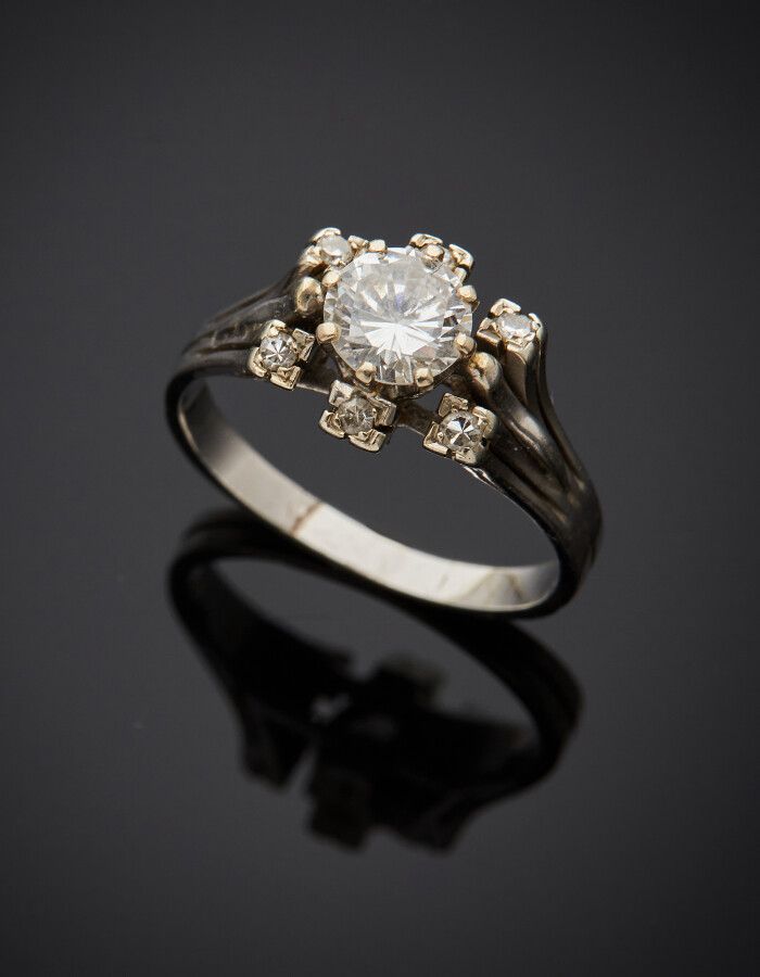 Null 白金（750）戒指，镶有一颗明亮式切割钻石，周围有六颗8/8切割钻石。

约1970年。手指：54-55。毛重：4克。