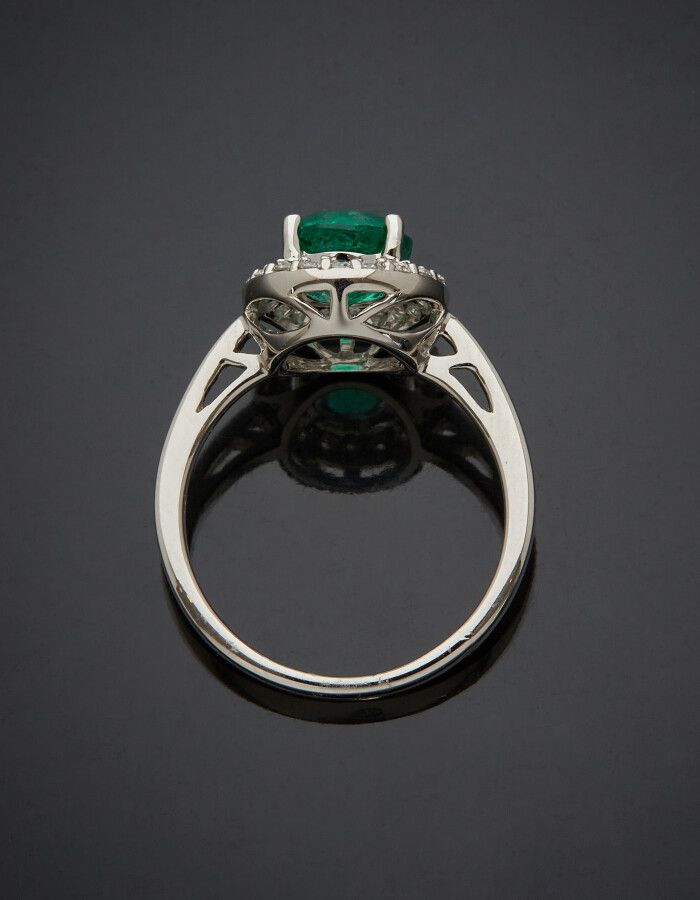Null 一枚白金（750）戒指，上面有一颗椭圆形的祖母绿，周围有明亮式切割钻石。

祖母绿的重量：约1.7克拉。

手指大小：53。 毛重：4克。