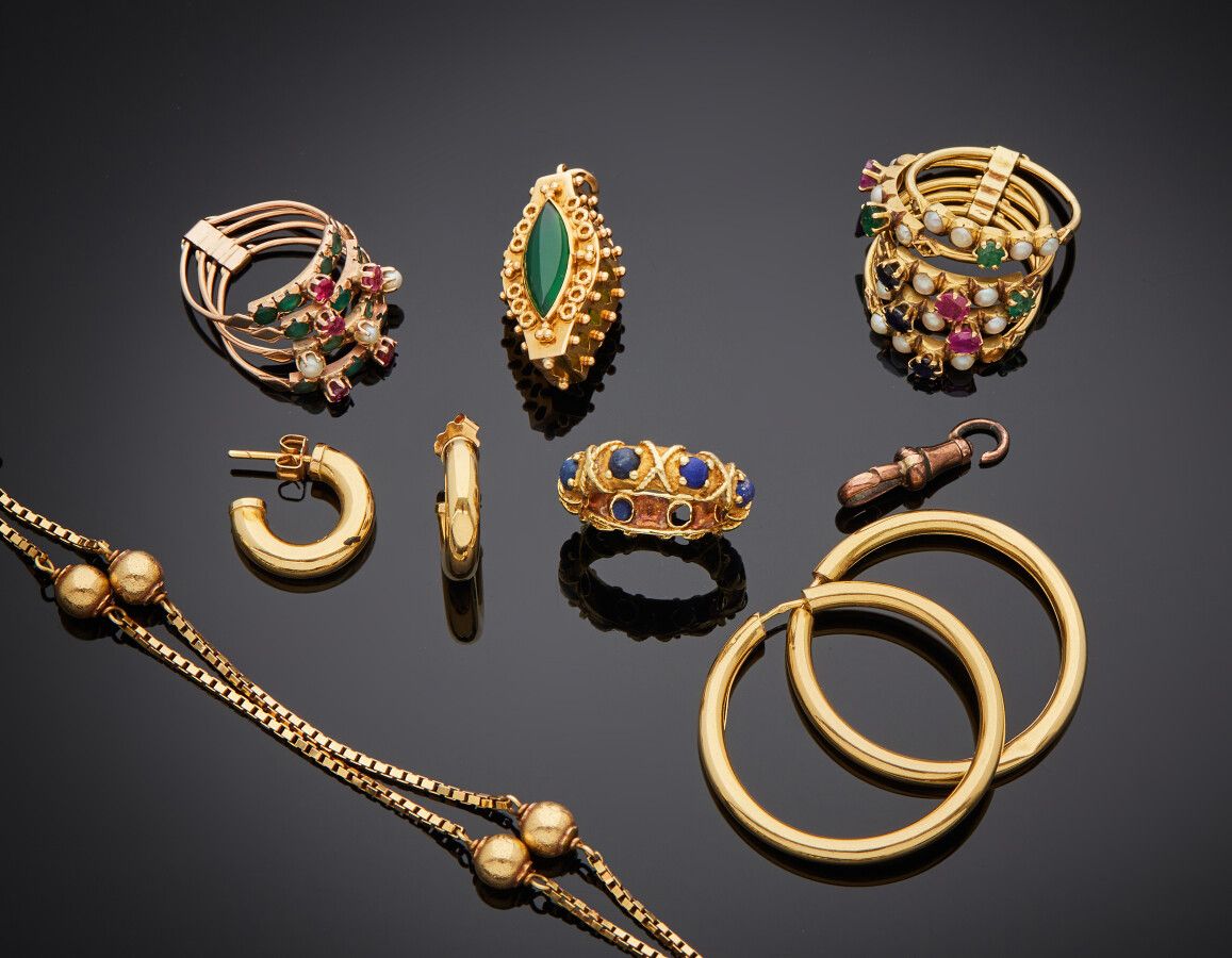 Null 一批黄金（750），包括......。

- 两对 "克里奥尔 "耳环。直径：1.5和3.4厘米。总重量：4.9克。

- 一条有七颗金珍珠的链子。长&hellip;