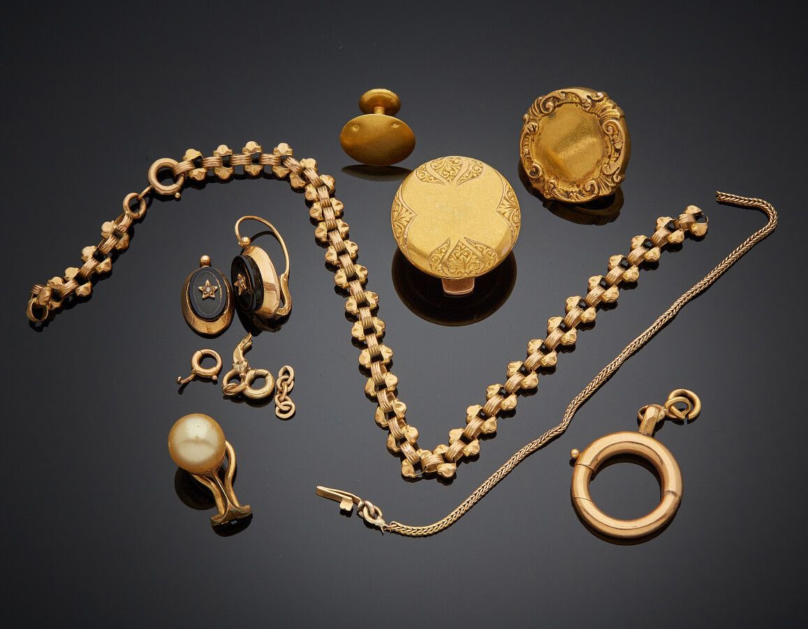 Null 一组黄金和玫瑰金的DEBRIS和FERMOIRS(750)与两个玛瑙盘镶嵌在一起。

总毛重：18.5克。

一枚14K黄金（585）仿珍珠耳环。毛重&hellip;