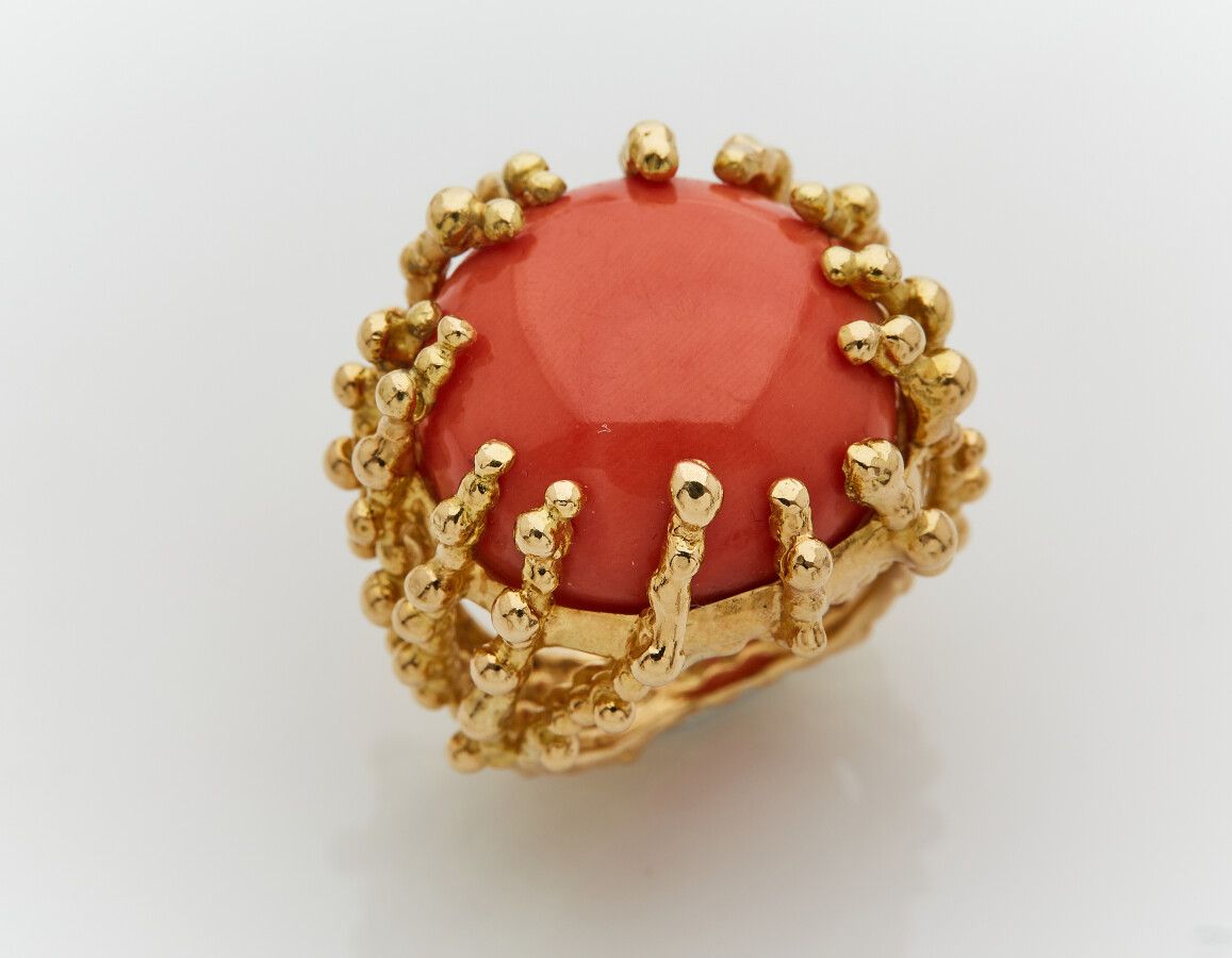 Null 加纳泽尔（GARNAZELLE）

黄金（750）"Boules d'Amour "模型戒指，镂空，串珠，镶嵌凸圆形珊瑚。

未签署。

手指大小：5&hellip;