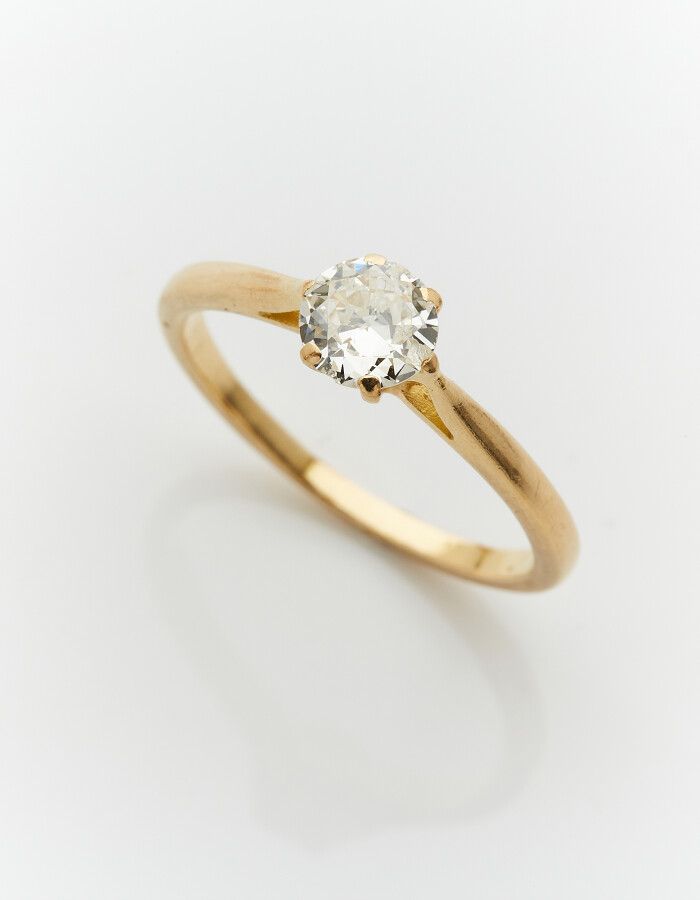 Null Gelbgold (750) "Solitär"-Ring, besetzt mit einem Diamanten im Altschliff (m&hellip;