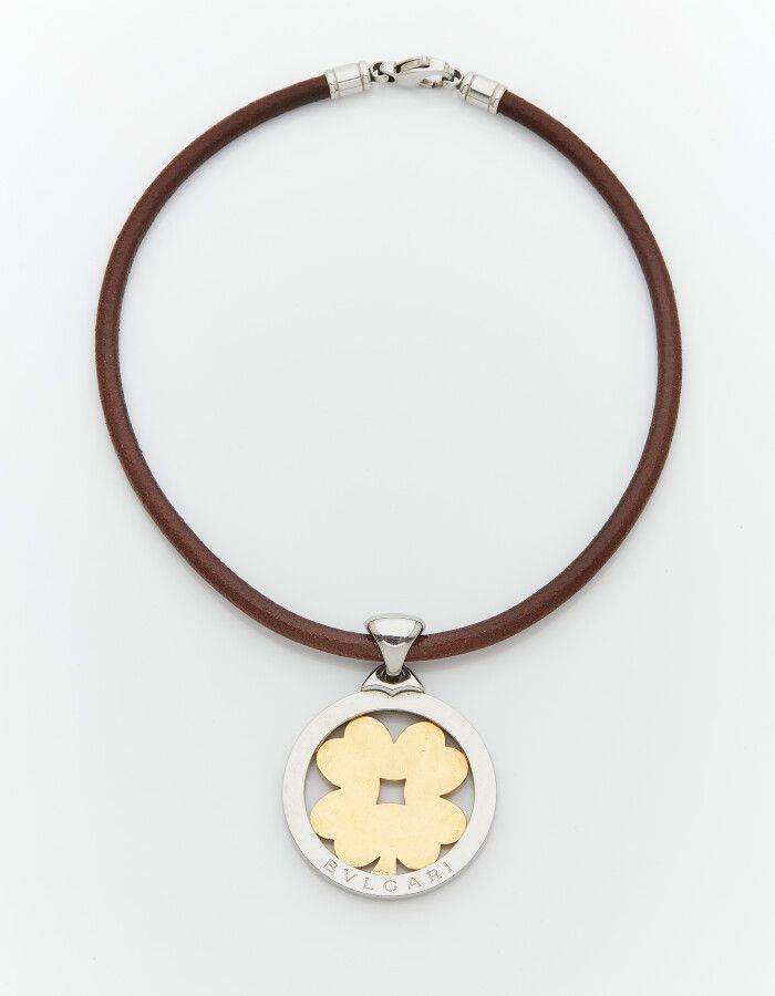 Null BULGARI

Tondo "型号的项链，由一个棕色皮革管状链节组成，上面有一个大型的圆形镂空黄金（750）和钢质吊坠，上面刻有BULGARI的 "&hellip;