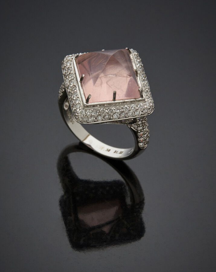 Null 白金（750）钻石戒指，采用糖饼切割的玫瑰石英，周围是明亮式切割钻石。

玫瑰石英的重量：约7.4克拉。 钻石的重量：1.2克拉。

手指：54。毛重&hellip;