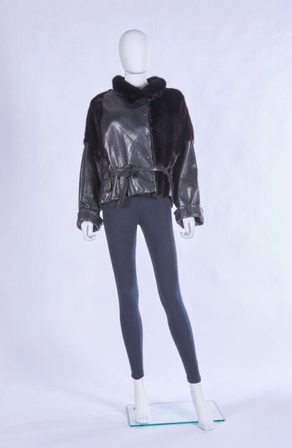Null A L'HERMINE ROYAL X PATRICE ALIN D'ESTY - 1980年代

深色貂皮和黑色皮革外套，腰带（约为TS/M）。