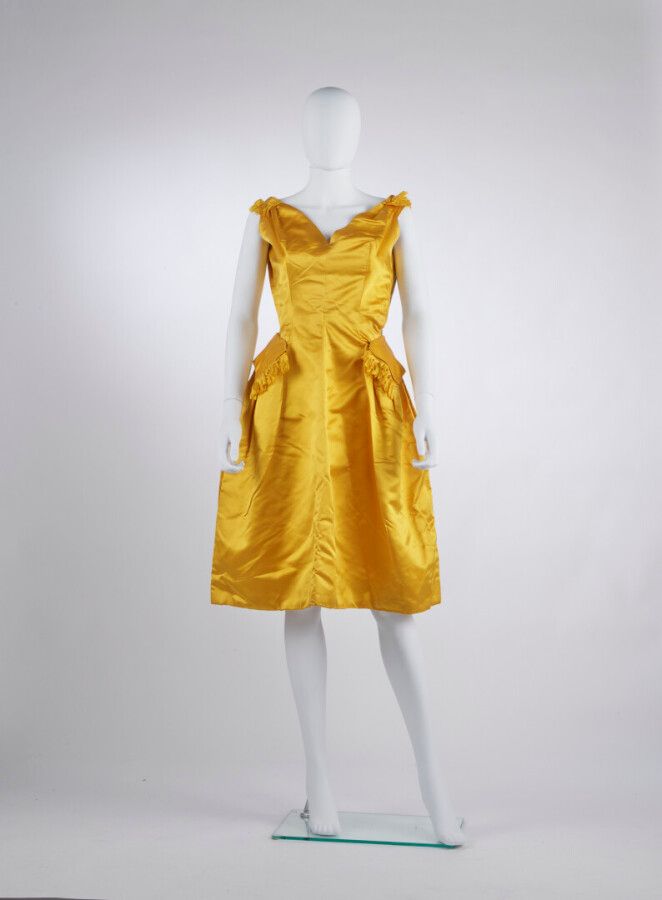 Null 米歇尔-戈马高级定制时装 - 1959年

酒会礼服，毛茛色丝缎，有些流苏处理

(白色爪子，黑色图形)

(一些小的痕迹和轻微的脏污，臂孔有小的卡口&hellip;