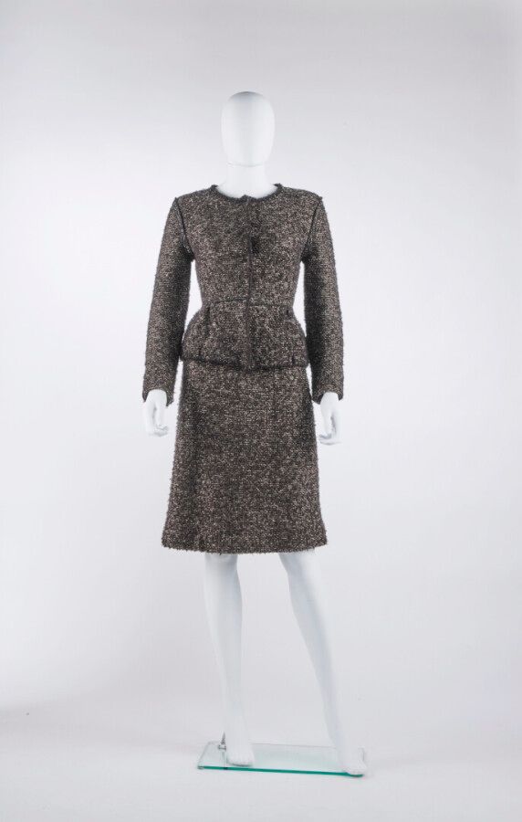 Null 梵蒂诺

米色和乌木色斑纹羊毛混纺针织外套和裙装套装（约合TS）。

(轻微起球)