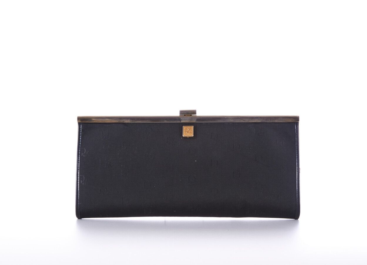 Null CHRISTIAN DIOR

EVENING POCKET in black canvas with gold metal signature 

&hellip;