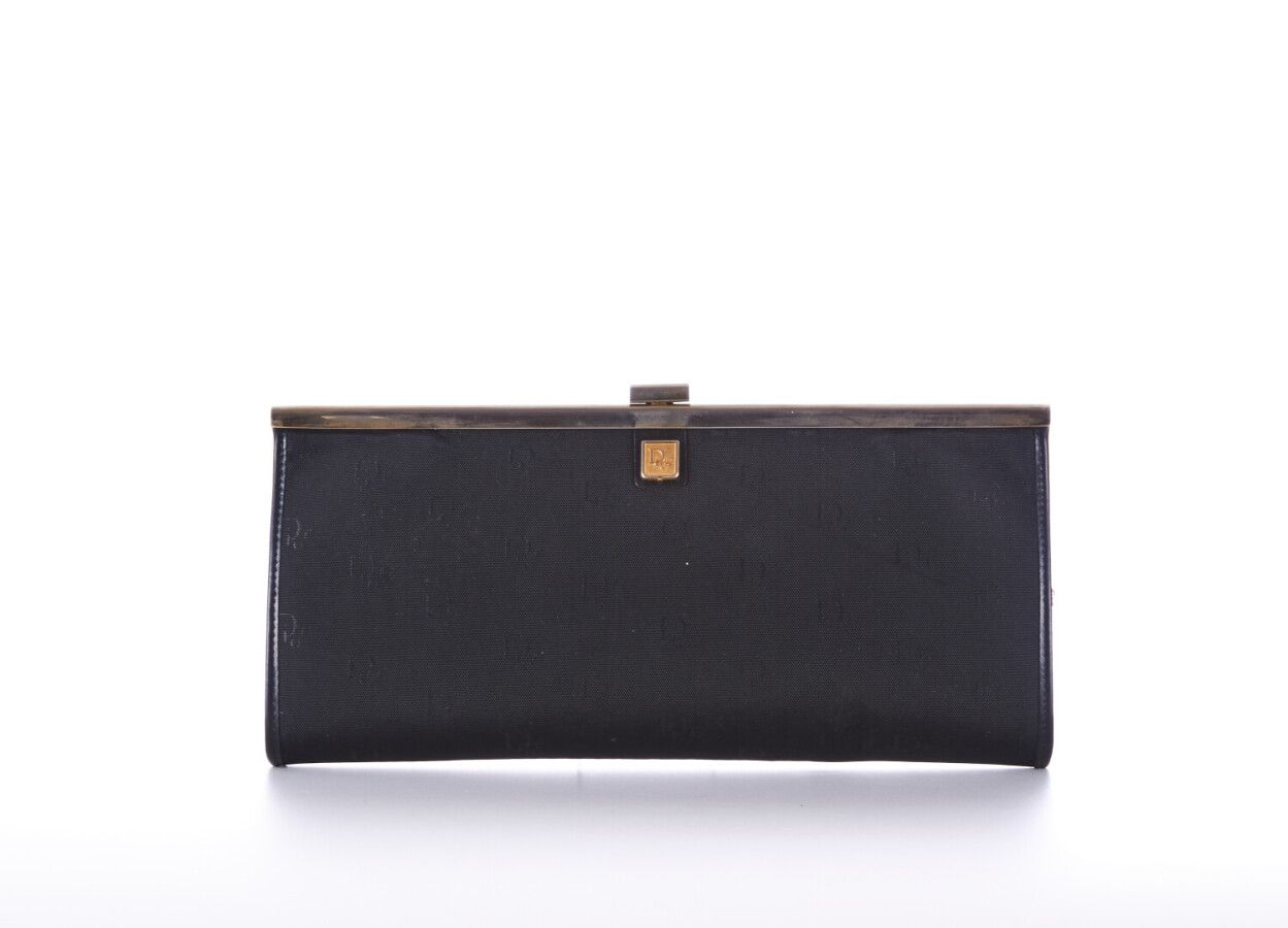 Null CHRISTIAN DIOR

EVENING POCKET in tela nera con metallo dorato 

28 x 13 x &hellip;