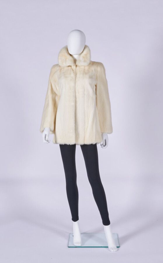Null JULES SACK

3/4 coat in white mink (approx. TS)